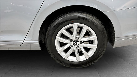 Volkswagen Passat 6 of 12