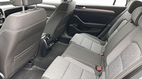 Volkswagen Passat 11 of 12