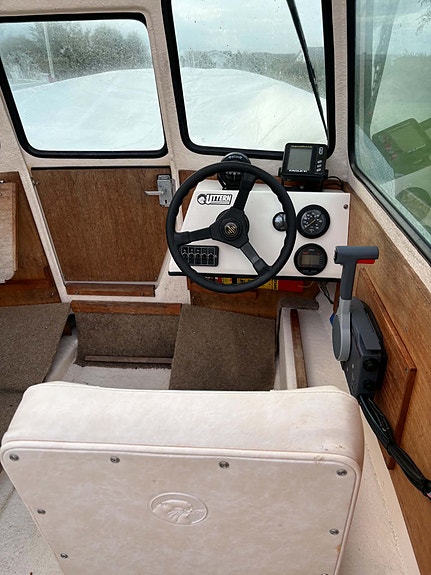 Uttern 5000 MC med Yamaha 50hk och 80-trailer 11 of 12