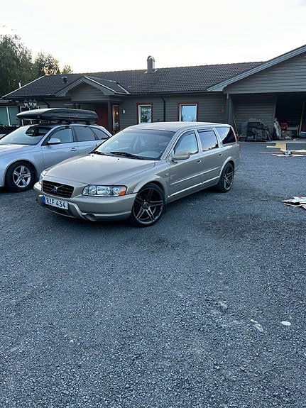 Volvo XC70 2 of 5