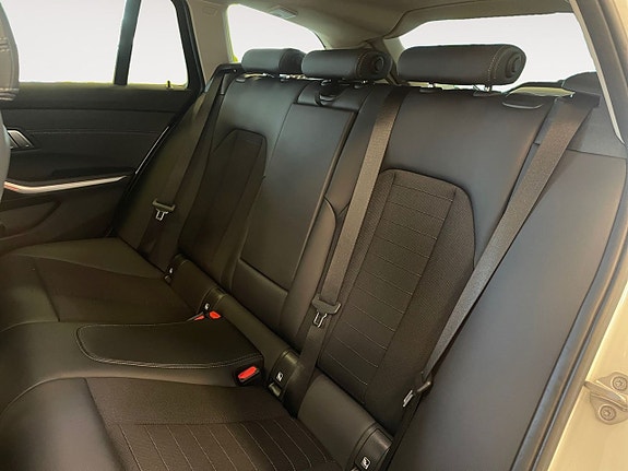 BMW 330e 14 of 26