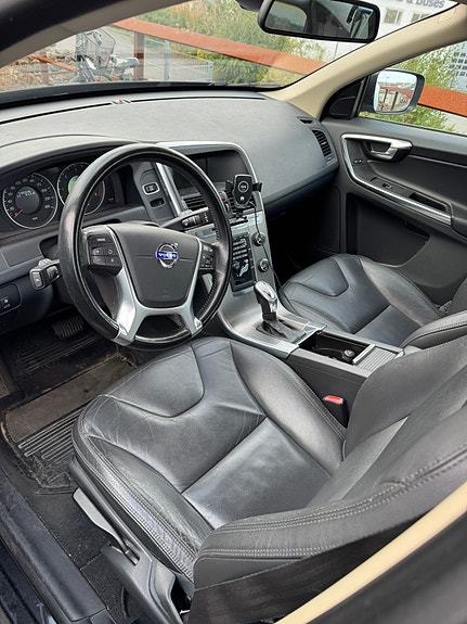 Volvo XC60 2 of 3