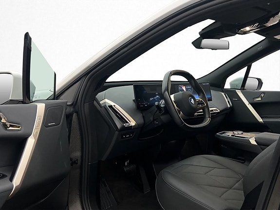 BMW iX 14 of 30