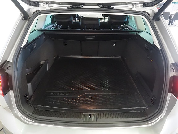 Volkswagen Passat Alltrack 17 of 26