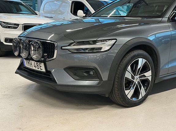 Volvo V60 Cross Country 4 of 30
