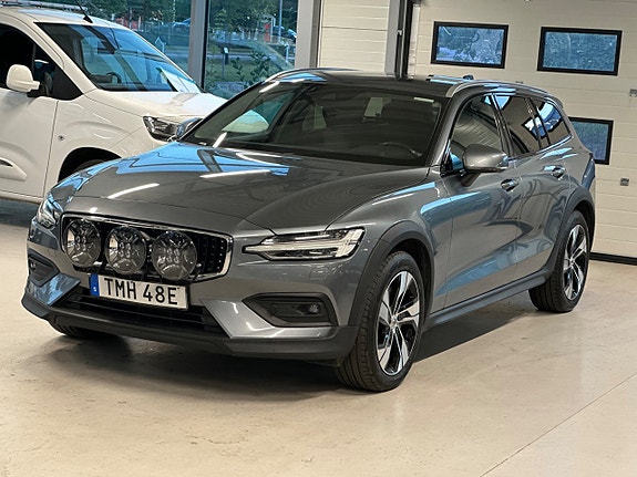 Volvo V60 Cross Country 3 of 30