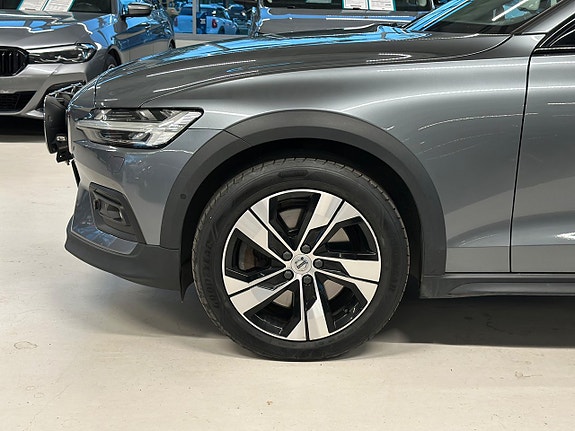 Volvo V60 Cross Country 8 of 30