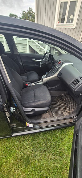 Toyota Auris 8 of 12