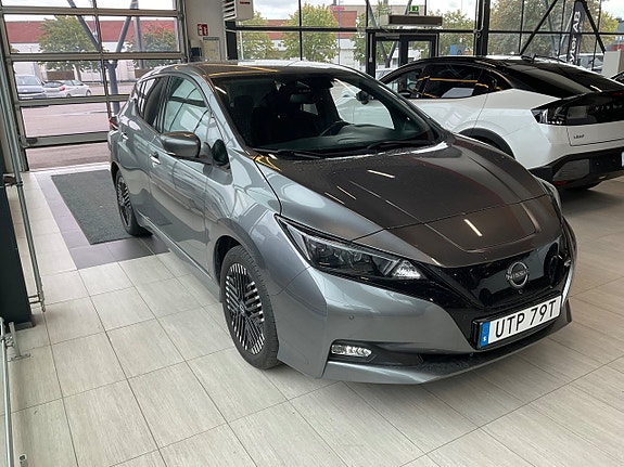Nissan Leaf 3 of 8
