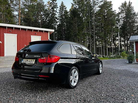 BMW 320d 3 of 5