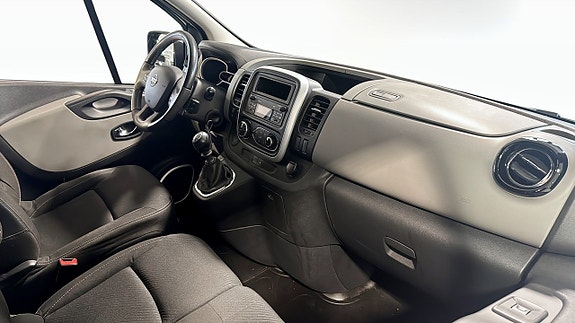 Nissan NV300 3 of 9