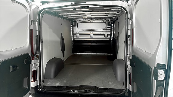 Nissan NV300 7 of 9