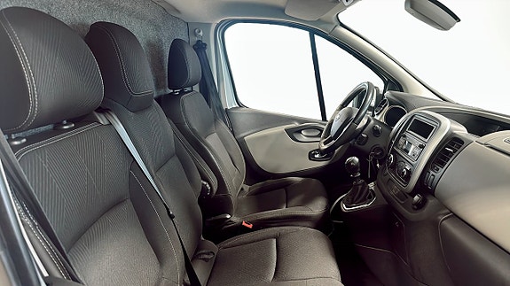 Nissan NV300 4 of 9