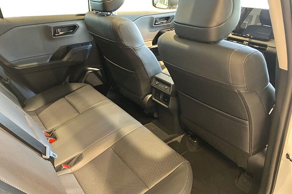 Toyota RAV4 9 of 20