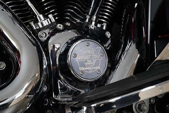 Harley-Davidson FLHTCU103 Electra Glide Ultra Classic 12 of 13
