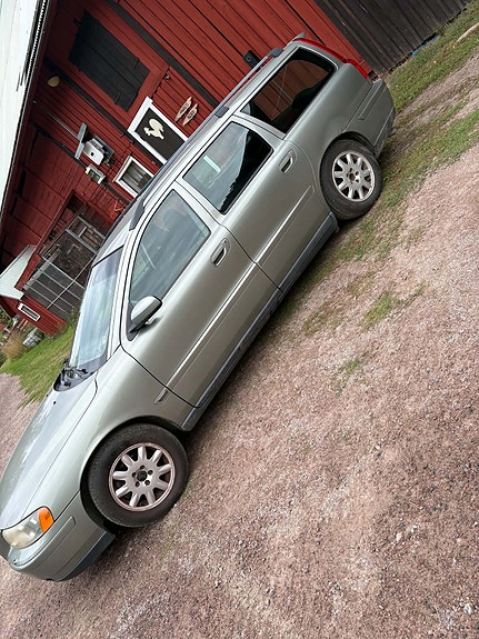 Volvo V70 2 of 8