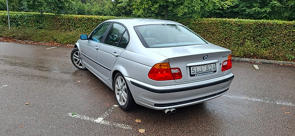 BMW 330i 3 of 4