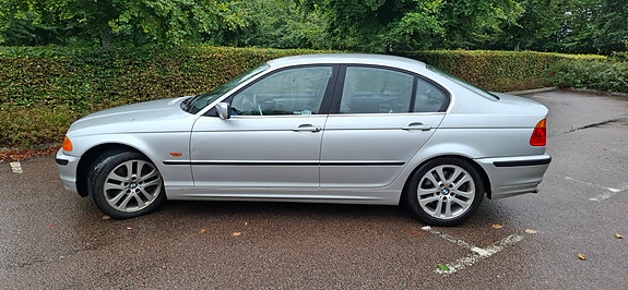 BMW 330i 2 of 4