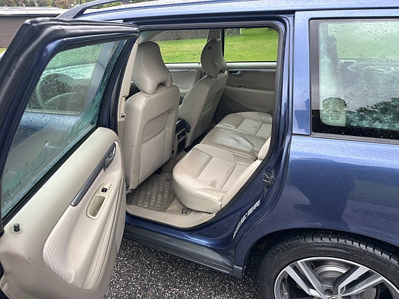 Volvo V70 8 of 10