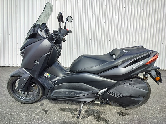 Yamaha X-MAX 300 2 of 4
