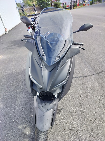Yamaha X-MAX 300 3 of 4