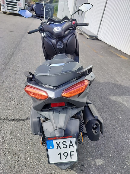 Yamaha X-MAX 300 4 of 4