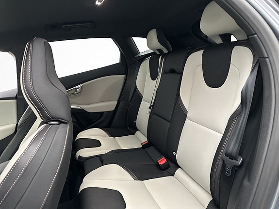 Volvo V40 Cross Country 22 of 30