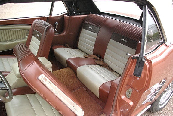 Ford Mustang 4 of 9