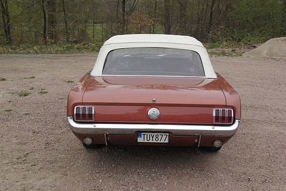 Ford Mustang 7 of 9