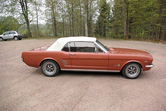 Ford Mustang 2 of 9