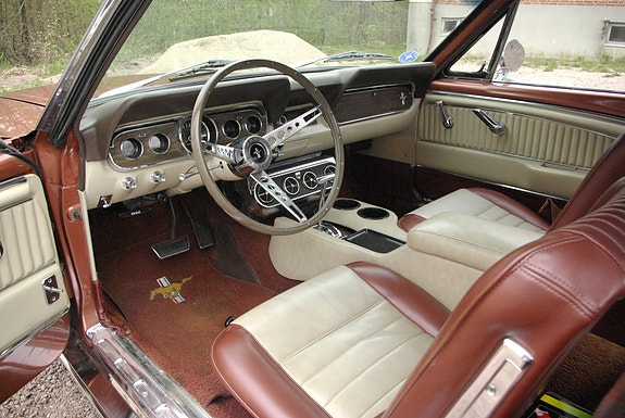 Ford Mustang 3 of 9