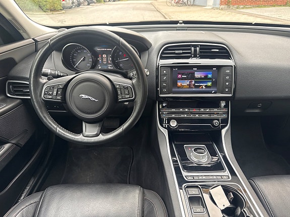 Jaguar XE 10 of 10