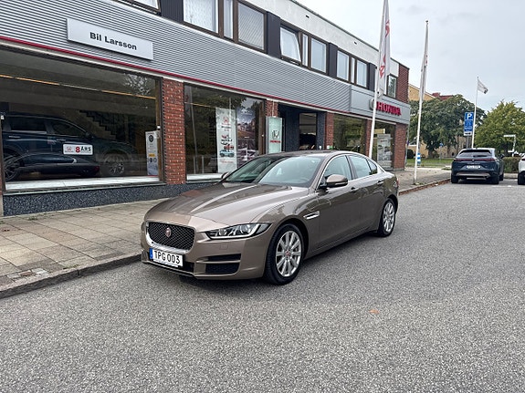 Jaguar XE 2 of 10