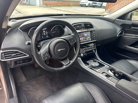 Jaguar XE 8 of 10