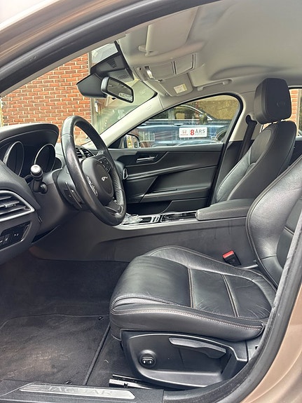 Jaguar XE 7 of 10