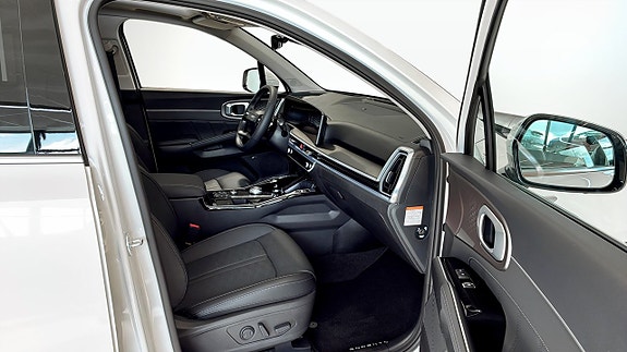 Kia Sorento 3 of 13