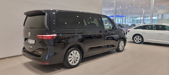 Volkswagen Multivan 2 of 11