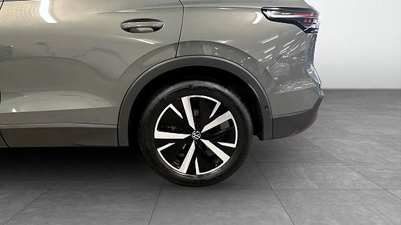 Volkswagen Tiguan 6 of 12