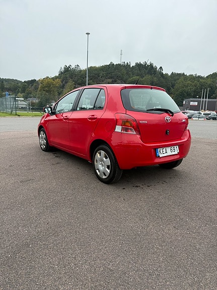 Toyota Yaris 4 of 18