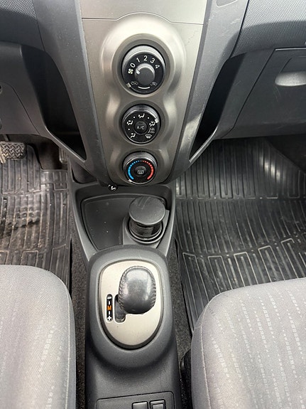 Toyota Yaris 12 of 18