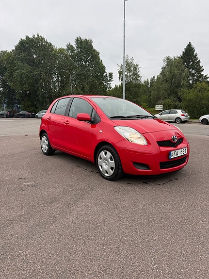 Toyota Yaris 2 of 18