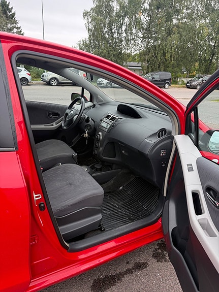 Toyota Yaris 13 of 18
