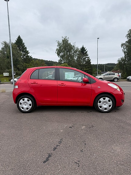 Toyota Yaris 7 of 18