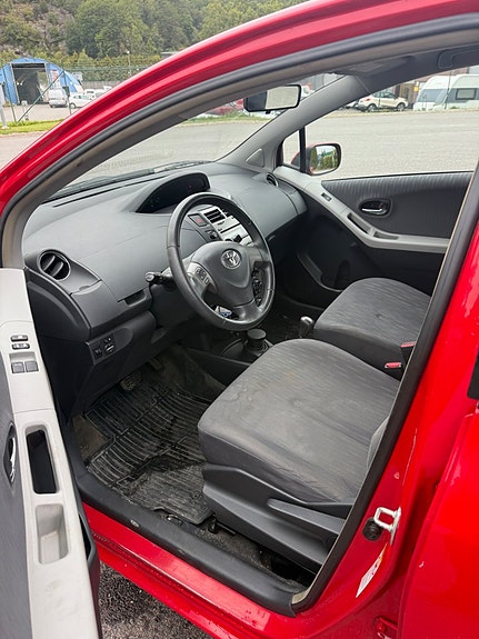 Toyota Yaris 10 of 18