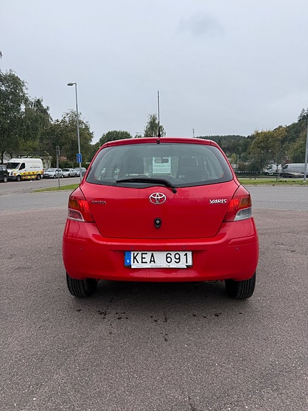 Toyota Yaris 6 of 18