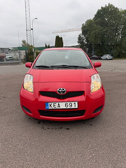 Toyota Yaris 3 of 18
