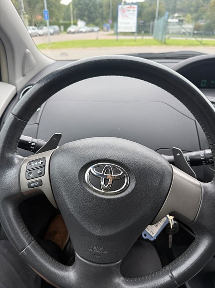 Toyota Yaris 11 of 18
