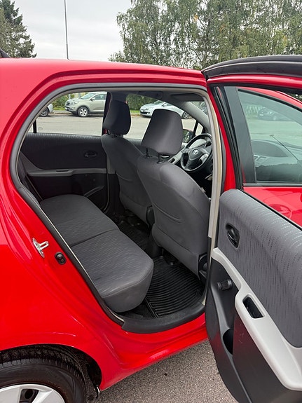 Toyota Yaris 14 of 18