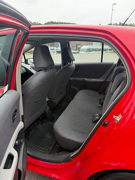 Toyota Yaris 15 of 18