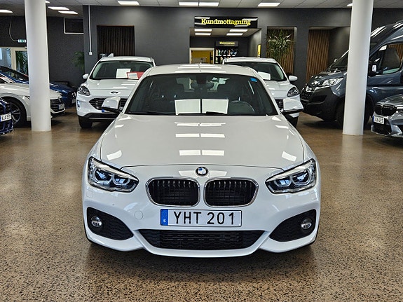 BMW 118i 2 of 21